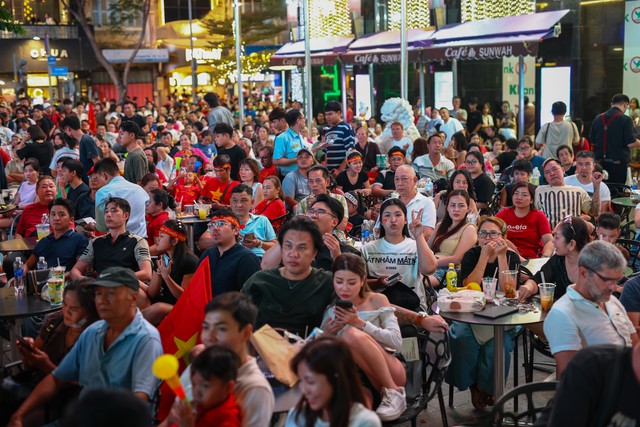 Sức n&oacute;ng ở phố đi bộ Nguyễn Huệ ngay khi hiệp 2 bắt đầu: Chờ đợi b&agrave;n thắng - Ảnh 10.