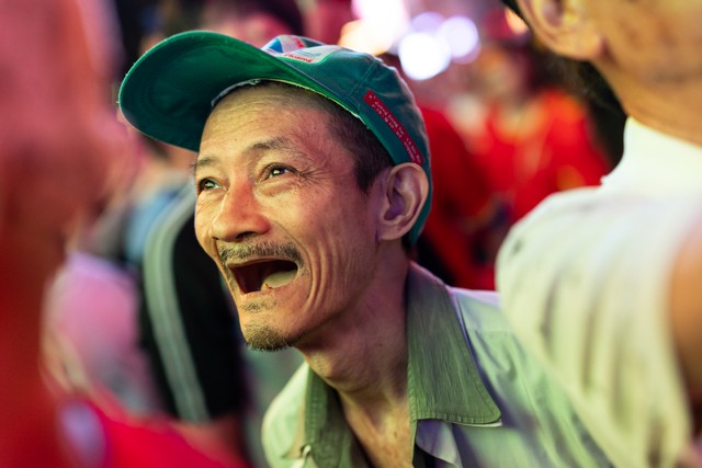 Quá đã: Hải, Long khiến cổ động viên Việt Nam hài lòng! - Ảnh 10. Quá đã: Hải, Long khiến cổ động viên Việt Nam hài lòng! - Ảnh 10.