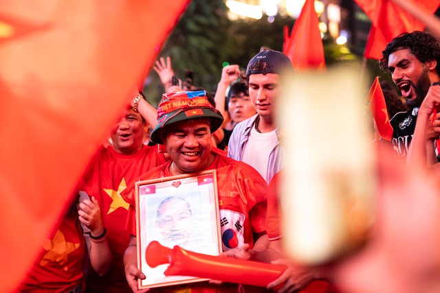 Quá đã: Hải, Long khiến cổ động viên Việt Nam hài lòng! - Ảnh 8. Quá đã: Hải, Long khiến cổ động viên Việt Nam hài lòng! - Ảnh 8.