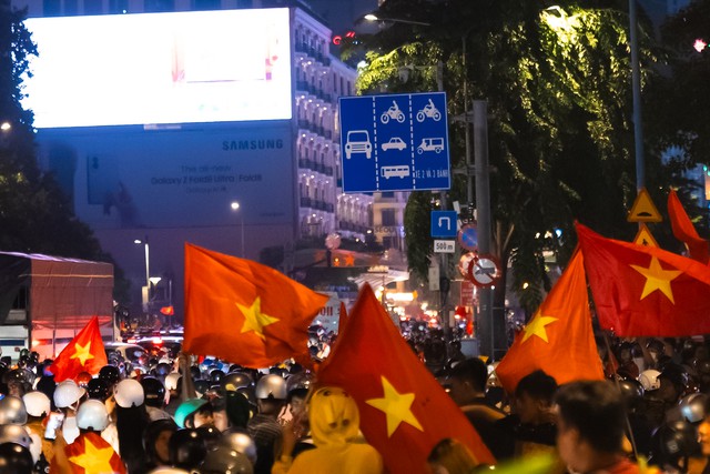 Cười mệt với các pha xuống đường ăn mừng của CĐV Việt Nam tối nay - áº¢nh 15.