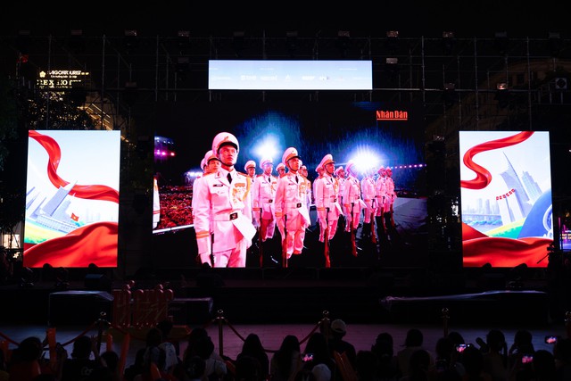 70.000 người c&ugrave;ng cất vang Tiến Qu&acirc;n Ca tại concert Tổ Quốc Trong Tim: Khoảnh khắc thi&ecirc;ng li&ecirc;ng khiến h&agrave;ng triệu tr&aacute;i tim x&uacute;c động- Ảnh 10.