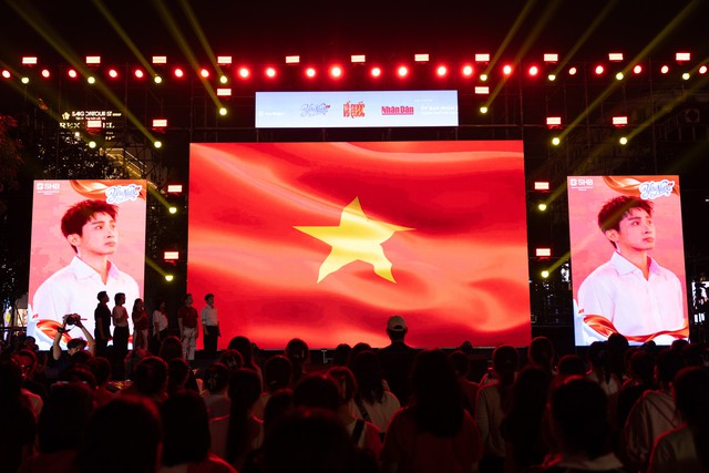 70.000 người c&ugrave;ng cất vang Tiến Qu&acirc;n Ca tại concert Tổ Quốc Trong Tim: Khoảnh khắc thi&ecirc;ng li&ecirc;ng khiến h&agrave;ng triệu tr&aacute;i tim x&uacute;c động- Ảnh 11.