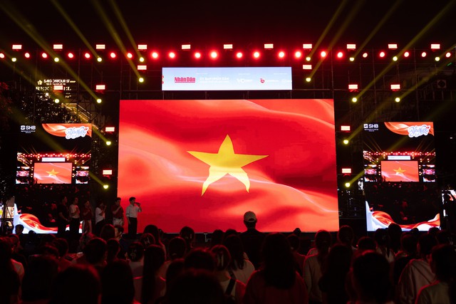 70.000 người c&ugrave;ng cất vang Tiến Qu&acirc;n Ca tại concert Tổ Quốc Trong Tim: Khoảnh khắc thi&ecirc;ng li&ecirc;ng khiến h&agrave;ng triệu tr&aacute;i tim x&uacute;c động- Ảnh 12.