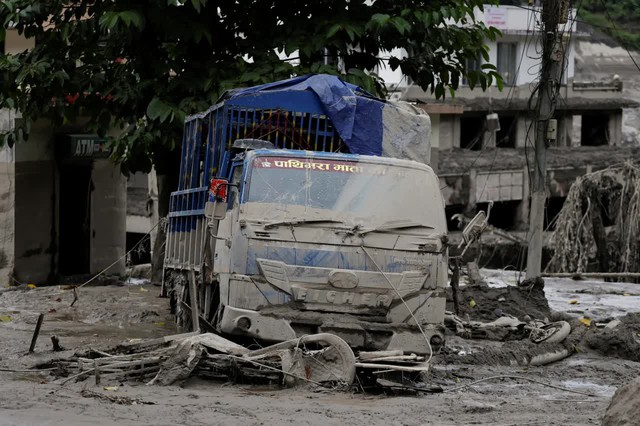 N&Oacute;NG: Lũ qu&eacute;t kinh ho&agrave;ng cuốn tr&ocirc;i hơn 380 người, &iacute;t nhất 95 người đ&atilde; thiệt mạng ở Nepal - Trung Quốc - Ảnh 5.