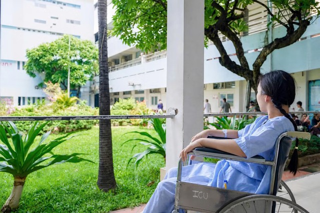 Vừa sinh con, c&ocirc; g&aacute;i trẻ h&ocirc;n m&ecirc; s&acirc;u v&igrave; sốt xuất huyết - Ảnh 2.