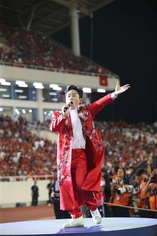 Lần đầu tiên trong lịch sử bóng đá Việt: Tùng Dương khởi động trận Chung kết ASEAN Cup 2026, 10 phút đốt cháy “chảo lửa” Mỹ Đình - Ảnh 4.