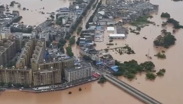 B&atilde;o Narra c&agrave;n qu&eacute;t g&acirc;y lũ lớn ngập đến tầng 2, người d&acirc;n suy sụp đứng tr&ecirc;n m&aacute;i nh&agrave; cầu cứu - Ảnh 4.