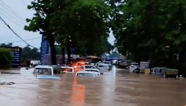 B&atilde;o Narra c&agrave;n qu&eacute;t g&acirc;y lũ lớn ngập đến tầng 2, người d&acirc;n suy sụp đứng tr&ecirc;n m&aacute;i nh&agrave; cầu cứu - Ảnh 5.