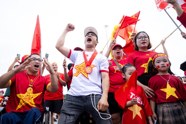 Diễn biến ĐT Việt Nam đấu Th&aacute;i Lan tranh chức v&ocirc; địch Đ&ocirc;ng Nam &Aacute;: S&acirc;n Mỹ Đ&igrave;nh tưng bừng trước giờ thi đấu - Ảnh 2.