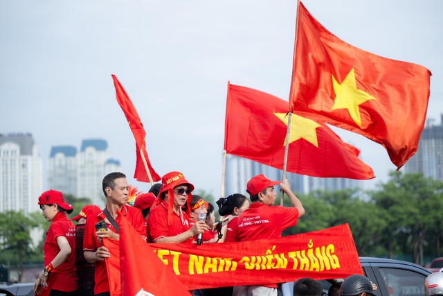 Diễn biến ĐT Việt Nam đấu Th&aacute;i Lan tranh chức v&ocirc; địch Đ&ocirc;ng Nam &Aacute;: S&acirc;n Mỹ Đ&igrave;nh tưng bừng trước giờ thi đấu - Ảnh 4.