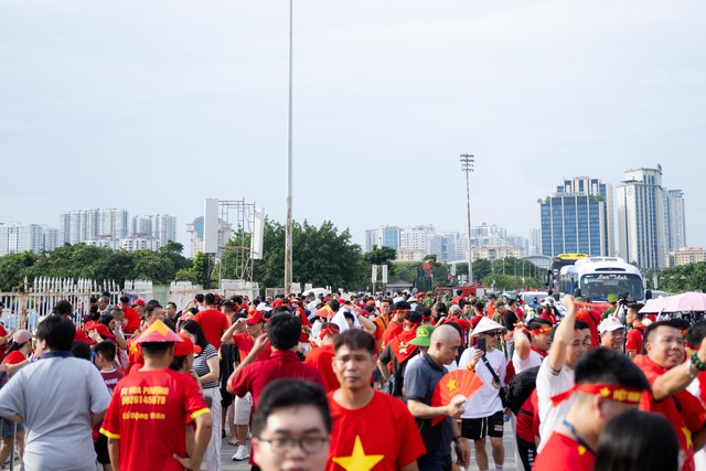 Diễn biến ĐT Việt Nam đấu Th&aacute;i Lan tranh chức v&ocirc; địch Đ&ocirc;ng Nam &Aacute;: S&acirc;n Mỹ Đ&igrave;nh tưng bừng trước giờ thi đấu - Ảnh 6.