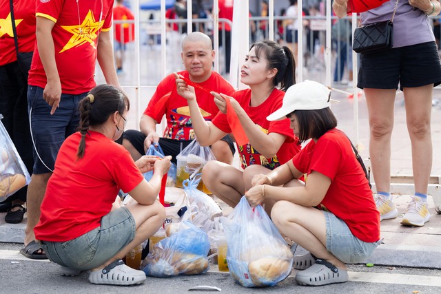 Mỹ Đình sục sôi trước giờ bóng lăn, Việt Nam đang rất gần chức vô địch rồii! - Ảnh 9. Mỹ Đình sục sôi trước giờ bóng lăn, Việt Nam đang rất gần chức vô địch rồii! - Ảnh 9.