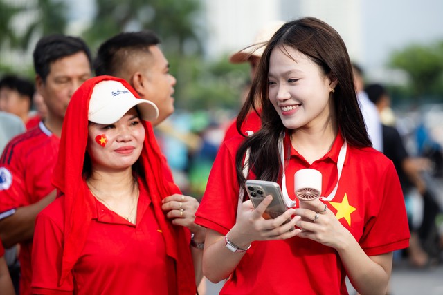 Mỹ Đình sục sôi trước giờ bóng lăn, Việt Nam đang rất gần chức vô địch rồii! - Ảnh 8. Mỹ Đình sục sôi trước giờ bóng lăn, Việt Nam đang rất gần chức vô địch rồii! - Ảnh 8.