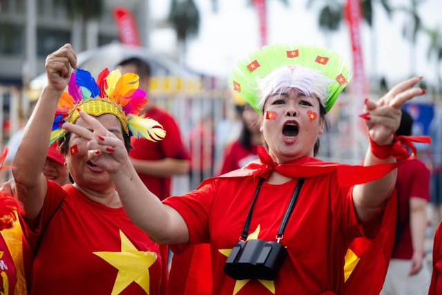 Diễn biến ĐT Việt Nam đấu Th&aacute;i Lan tranh chức v&ocirc; địch Đ&ocirc;ng Nam &Aacute;: S&acirc;n Mỹ Đ&igrave;nh tưng bừng trước giờ thi đấu - Ảnh 5.