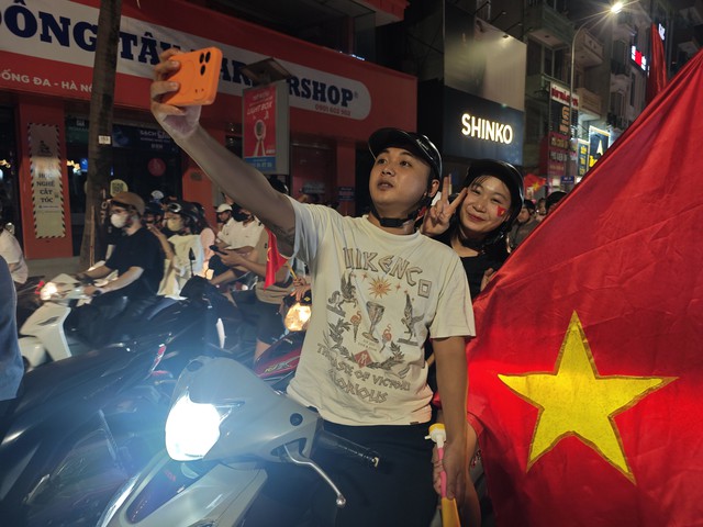 Hàng vạn người đổ ra đường ăn mừng chiến thắng: Việt Nam lại có một đêm không ngủ! - Ảnh 60. Hàng vạn người đổ ra đường ăn mừng chiến thắng: Việt Nam lại có một đêm không ngủ! - Ảnh 60.