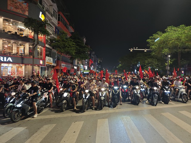 Hàng vạn người đổ ra đường ăn mừng chiến thắng: Việt Nam lại có một đêm không ngủ! - Ảnh 59. Hàng vạn người đổ ra đường ăn mừng chiến thắng: Việt Nam lại có một đêm không ngủ! - Ảnh 59.