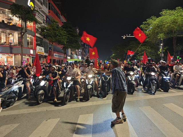 Hàng vạn người đổ ra đường ăn mừng chiến thắng: Việt Nam lại có một đêm không ngủ! - Ảnh 58. Hàng vạn người đổ ra đường ăn mừng chiến thắng: Việt Nam lại có một đêm không ngủ! - Ảnh 58.