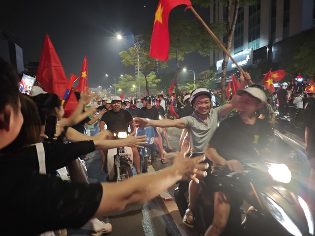 V&ocirc; địch rồi th&igrave; đi "b&atilde;o" th&ocirc;i! - Ảnh 24.