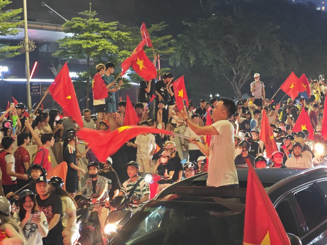 V&ocirc; địch rồi th&igrave; đi "b&atilde;o" th&ocirc;i! - Ảnh 20.