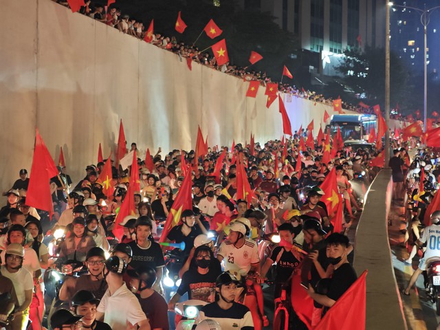 V&ocirc; địch rồi th&igrave; đi "b&atilde;o" th&ocirc;i! - Ảnh 23.