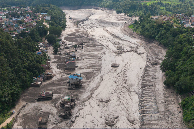 &Iacute;t nhất 150 người đ&atilde; thiệt mạng khi lũ qu&eacute;t h&agrave;ng trăm du kh&aacute;ch ở bi&ecirc;n giới Nepal - Trung Quốc: C&acirc;y cầu sụp đổ trong t&iacute;ch tắc, cứu hộ gấp r&uacute;t từng gi&acirc;y - Ảnh 2.