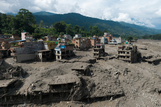 &Iacute;t nhất 150 người đ&atilde; thiệt mạng khi lũ qu&eacute;t h&agrave;ng trăm du kh&aacute;ch ở bi&ecirc;n giới Nepal - Trung Quốc: C&acirc;y cầu sụp đổ trong t&iacute;ch tắc, cứu hộ gấp r&uacute;t từng gi&acirc;y - Ảnh 3.