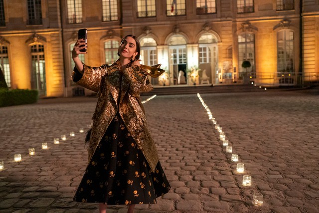 Nếu Paris l&agrave; rừng hoa th&igrave; mỹ nh&acirc;n n&agrave;y l&agrave; đ&oacute;a hồng đẹp nhất: Thần th&aacute;i c&oacute; một kh&ocirc;ng hai, như giấc mơ giữa đời thực- Ảnh 1.