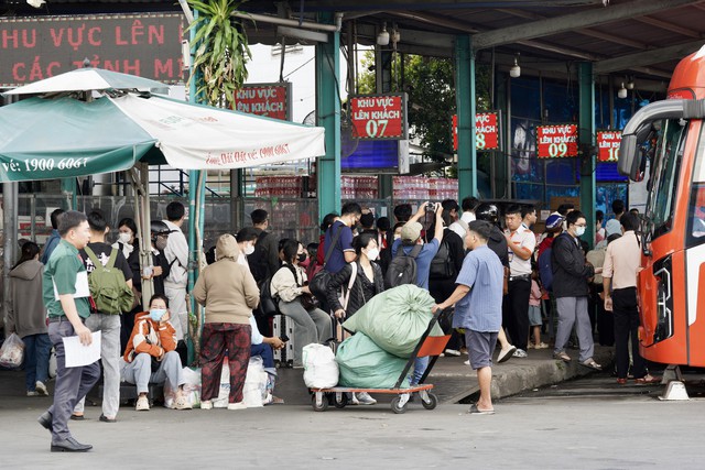 5 ng&agrave;y nghỉ lễ bắt đầu từ mai: Đường phố H&agrave; Nội v&agrave; TPHCM l&uacute;c n&agrave;y! - Ảnh 2.