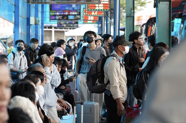 5 ng&agrave;y nghỉ lễ bắt đầu từ mai: Đường phố H&agrave; Nội v&agrave; TPHCM l&uacute;c n&agrave;y! - Ảnh 4.