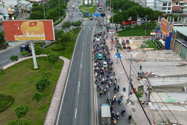 5 ng&agrave;y nghỉ lễ bắt đầu từ mai: Đường phố H&agrave; Nội v&agrave; TPHCM l&uacute;c n&agrave;y! - Ảnh 17.