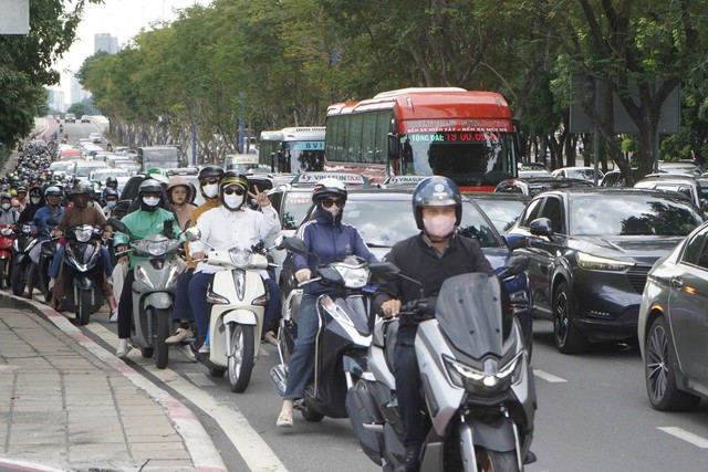 5 ng&agrave;y nghỉ lễ bắt đầu từ mai: Đường phố H&agrave; Nội v&agrave; TPHCM l&uacute;c n&agrave;y! - Ảnh 25.