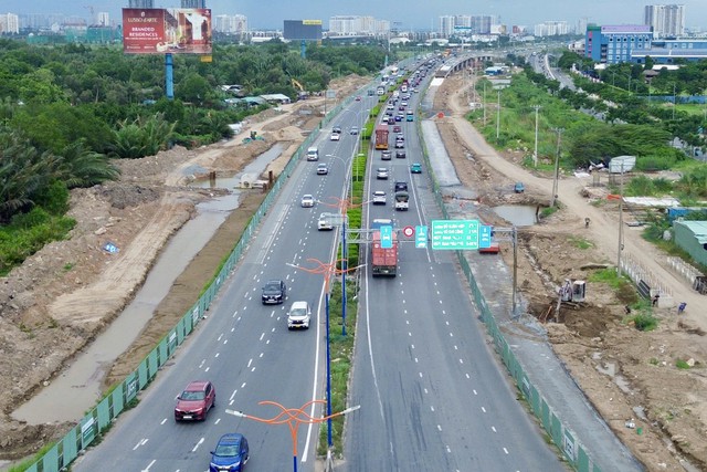 5 ng&agrave;y nghỉ lễ bắt đầu từ mai: Đường phố H&agrave; Nội v&agrave; TPHCM l&uacute;c n&agrave;y! - Ảnh 28.