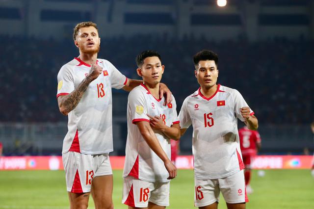 Diễn biến ĐT Indonesia vs Việt Nam: VÀO! Quá bùng nổ, 2-0 cho Việt Nam! - Ảnh 3. Diễn biến ĐT Indonesia vs Việt Nam: VÀO! Quá bùng nổ, 2-0 cho Việt Nam! - Ảnh 3.
