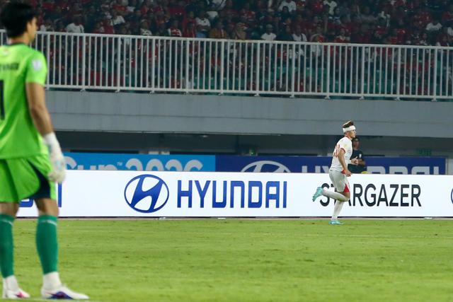 X&oacute;t xa khoảnh khắc B&ugrave;i Ho&agrave;ng Việt Anh r&aacute;ch m&iacute; mắt, m&aacute;u chảy r&ograve;ng ở trận Việt Nam gặp Indonesia - Ảnh 5.