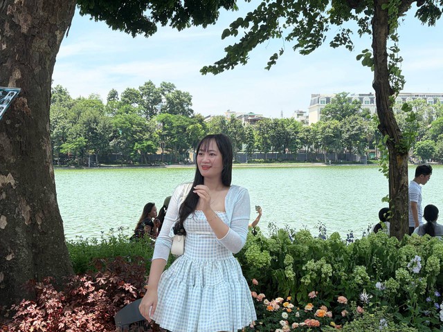 Giới trẻ Hà Nội đội nắng xếp hàng tham quan Di tích Nhà tù Hoả Lò; Hồ Gươm biến thành studio ngoài trời trong kỳ nghỉ 2/9 - Ảnh 13.