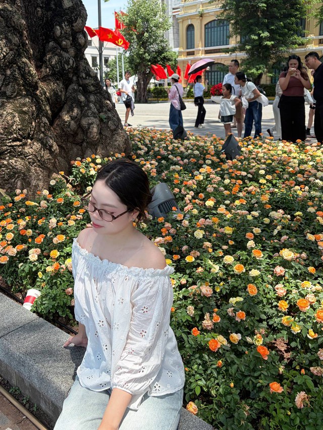 Giới trẻ Hà Nội đội nắng xếp hàng tham quan Di tích Nhà tù Hoả Lò; Hồ Gươm biến thành studio ngoài trời trong kỳ nghỉ 2/9 - Ảnh 11.