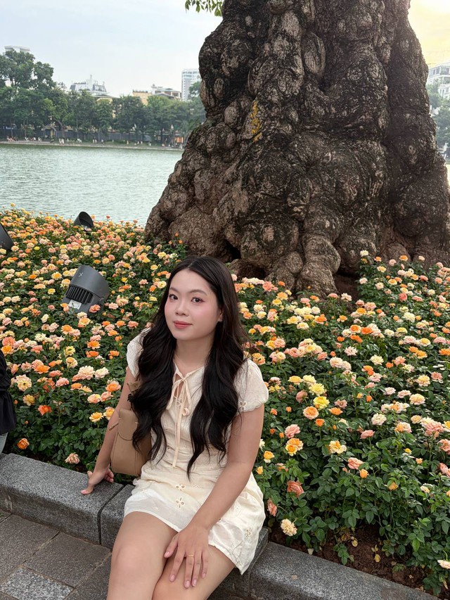 Giới trẻ Hà Nội đội nắng xếp hàng tham quan Di tích Nhà tù Hoả Lò; Hồ Gươm biến thành studio ngoài trời trong kỳ nghỉ 2/9 - Ảnh 14.