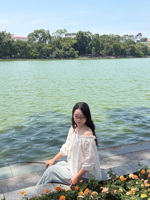 Giới trẻ Hà Nội đội nắng xếp hàng tham quan Di tích Nhà tù Hoả Lò; Hồ Gươm biến thành studio ngoài trời trong kỳ nghỉ 2/9 - Ảnh 8.
