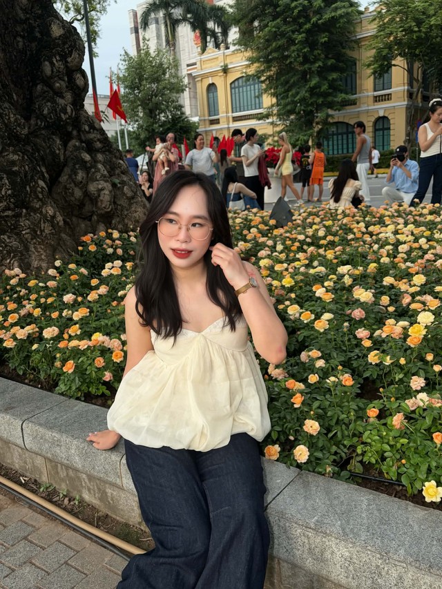Giới trẻ H&agrave; Nội đội nắng xếp h&agrave;ng tham quan Di t&iacute;ch Nh&agrave; t&ugrave; Hoả L&ograve;; Hồ Gươm biến th&agrave;nh studio ngo&agrave;i trời trong kỳ nghỉ 2/9 - Ảnh 12.