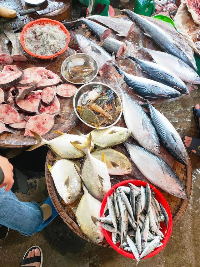 Người bán cá nói thật: Khách thường chọn con to, người trong nghề lại nhìn vào 5 dấu hiệu này trước - Ảnh 1.