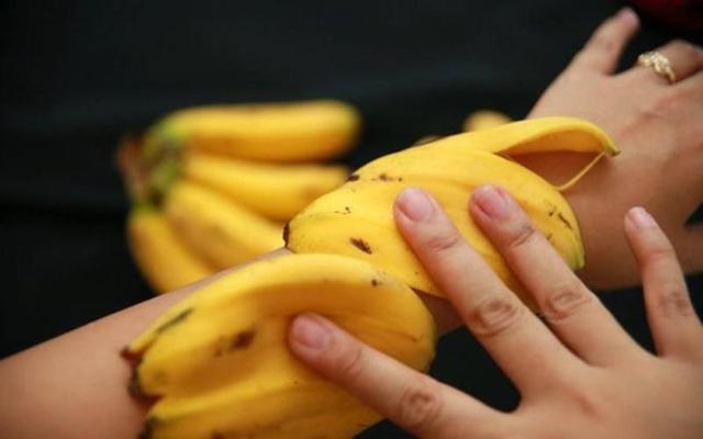 8 công dụng sức khỏe, làm đẹp ít ai ngờ đến từ vỏ chuối: Nhiều người "tiếc đứt ruột" khi đọc xong - Ảnh 2.