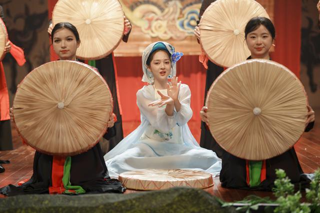 Phát hiện 1 mỹ nhân cổ trang Việt đẹp như bước từ tranh lụa, một ánh nhìn thoáng qua cũng mê hoặc hàng triệu người - Ảnh 4.