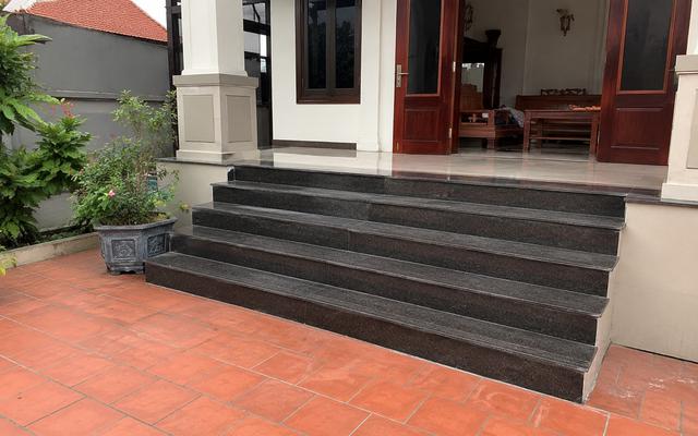 Vì sao ngày càng nhiều gia đình không còn xây bậc tam cấp quá cao? 1 cách làm thuận tiện hơn cho cả trẻ em lẫn người già - Ảnh 1.