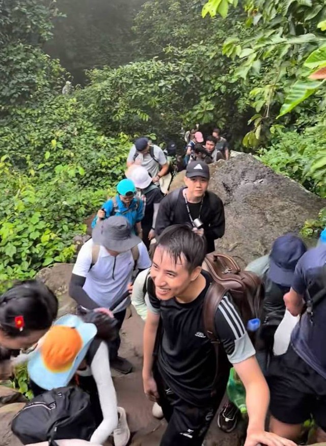 &ldquo;Kẹt đường&rdquo; giữa n&uacute;i B&agrave; Đen dịp 2/9: D&ograve;ng người chen k&iacute;n cung trekking, nh&iacute;ch từng bước để l&ecirc;n đỉnh - Ảnh 1.