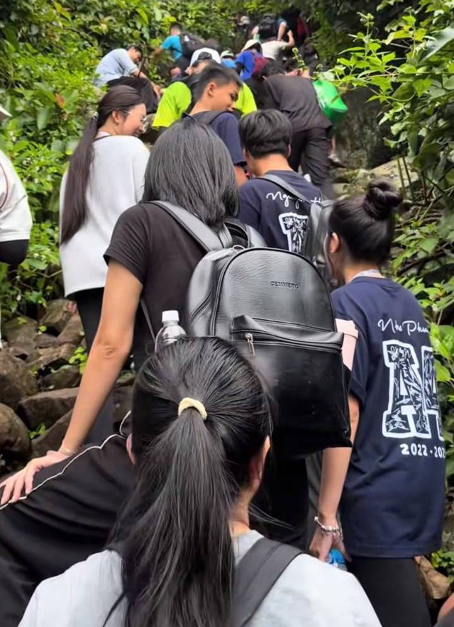 &ldquo;Kẹt đường&rdquo; giữa n&uacute;i B&agrave; Đen dịp 2/9: D&ograve;ng người chen k&iacute;n cung trekking, nh&iacute;ch từng bước để l&ecirc;n đỉnh - Ảnh 2.
