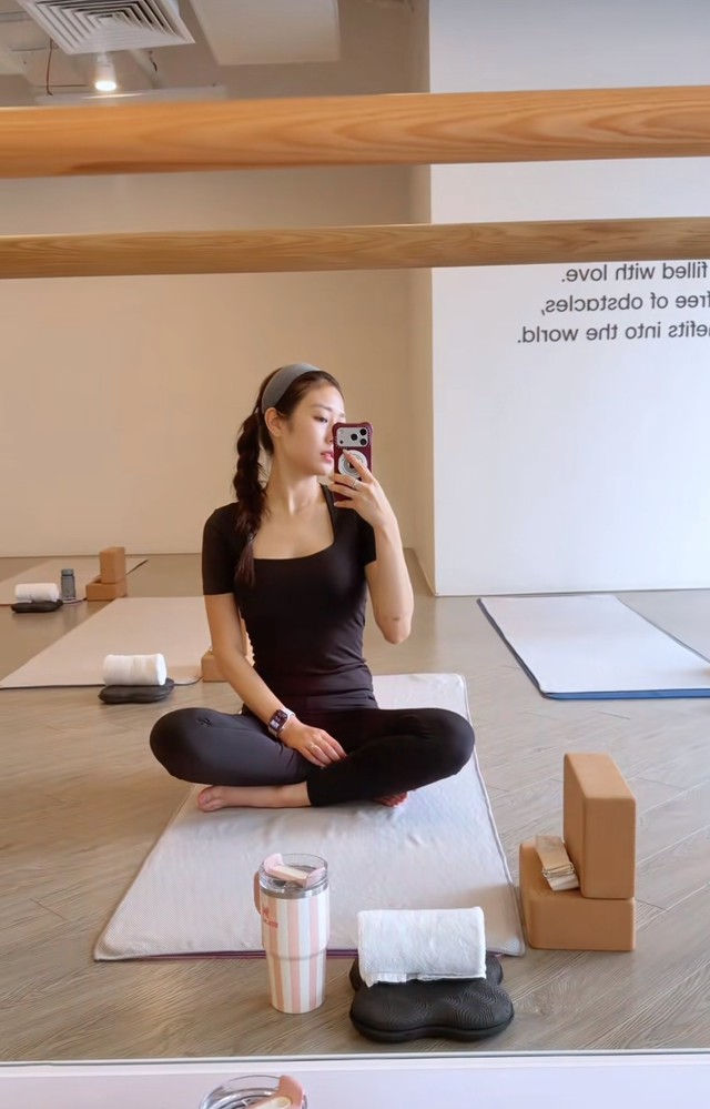 Đột nhập 1 buổi tập hot yoga ở phòng 35°C, lần đầu “chơi với nhiệt”: Có gì khác, thật sự xả stress không? - Ảnh 8.
