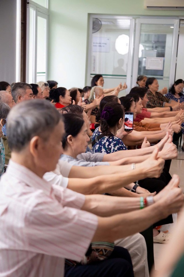 1 bệnh viện mở ra cơ hội phẫu thuật đục thủy tinh thể kh&ocirc;ng lo chi ph&iacute; d&agrave;nh cho người cao tuổi kh&oacute; khăn - Ảnh 1.