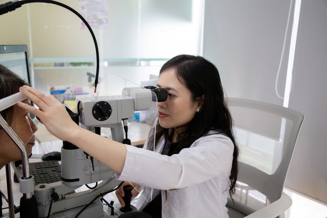1 bệnh viện mở ra cơ hội phẫu thuật đục thủy tinh thể không lo chi phí dành cho người cao tuổi khó khăn - Ảnh 2.