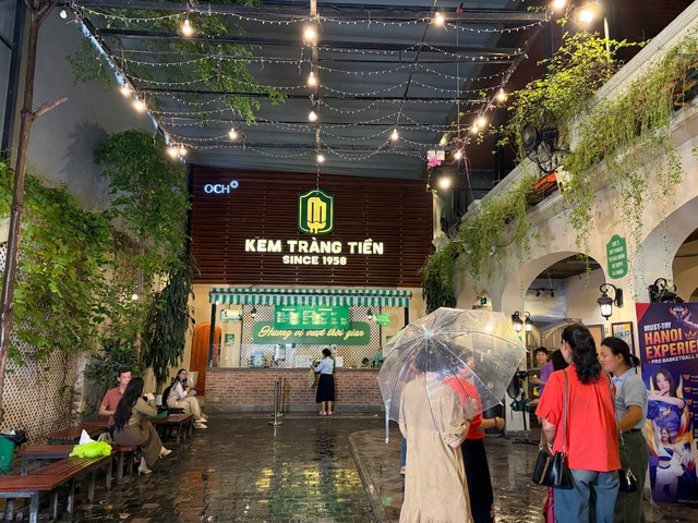 Ngày cuối tiếc nuối ở số 35 Tràng Tiền: "Tạm biệt nơi em được bố cho đi ăn kem khi được 10 điểm toán đầu tiên" - Ảnh 25.