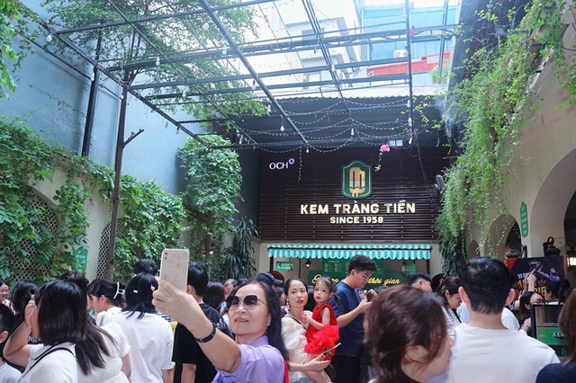 Ngày cuối tiếc nuối ở số 35 Tràng Tiền: "Tạm biệt nơi em được bố cho đi ăn kem khi được 10 điểm toán đầu tiên" - Ảnh 32.